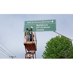 Placas indicativas de trânsito são reformadas pelo DepTran de Campo Largo